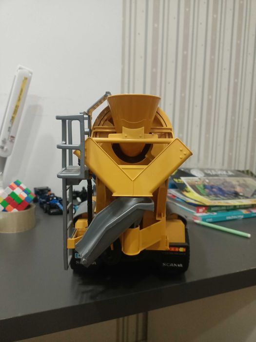 Іграшка бетономішалка Bruder