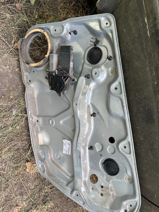 Фільонка права склопідйомника пасат б5 в зборі