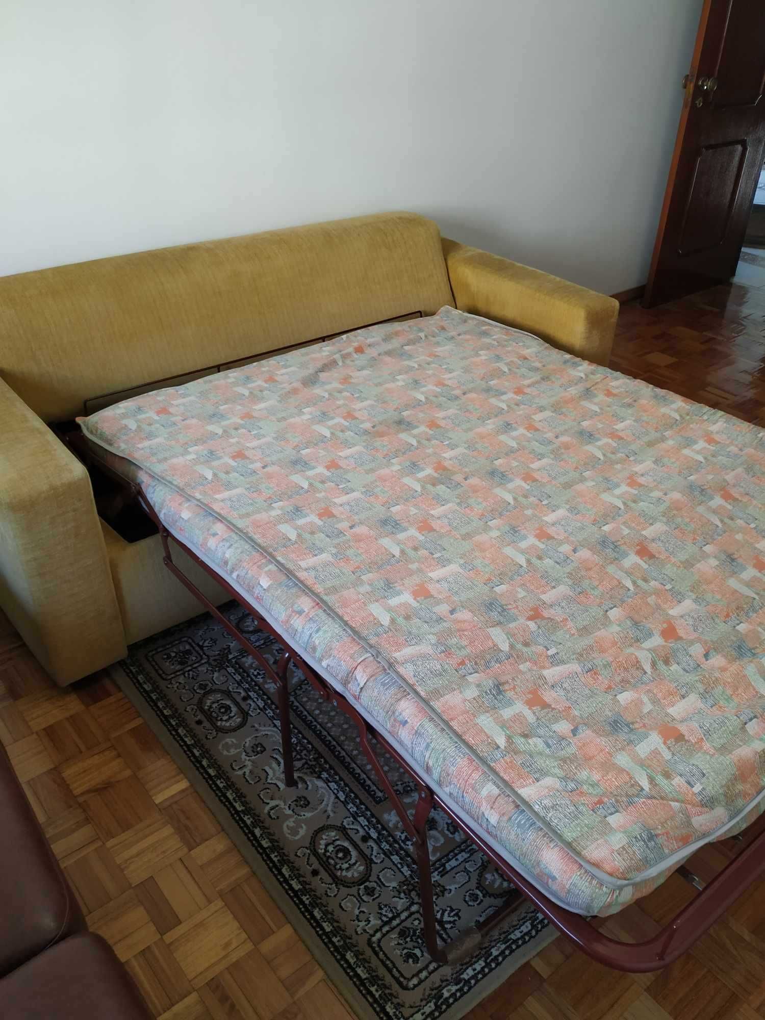Vende-se uma sofá em tecido, de três lugares