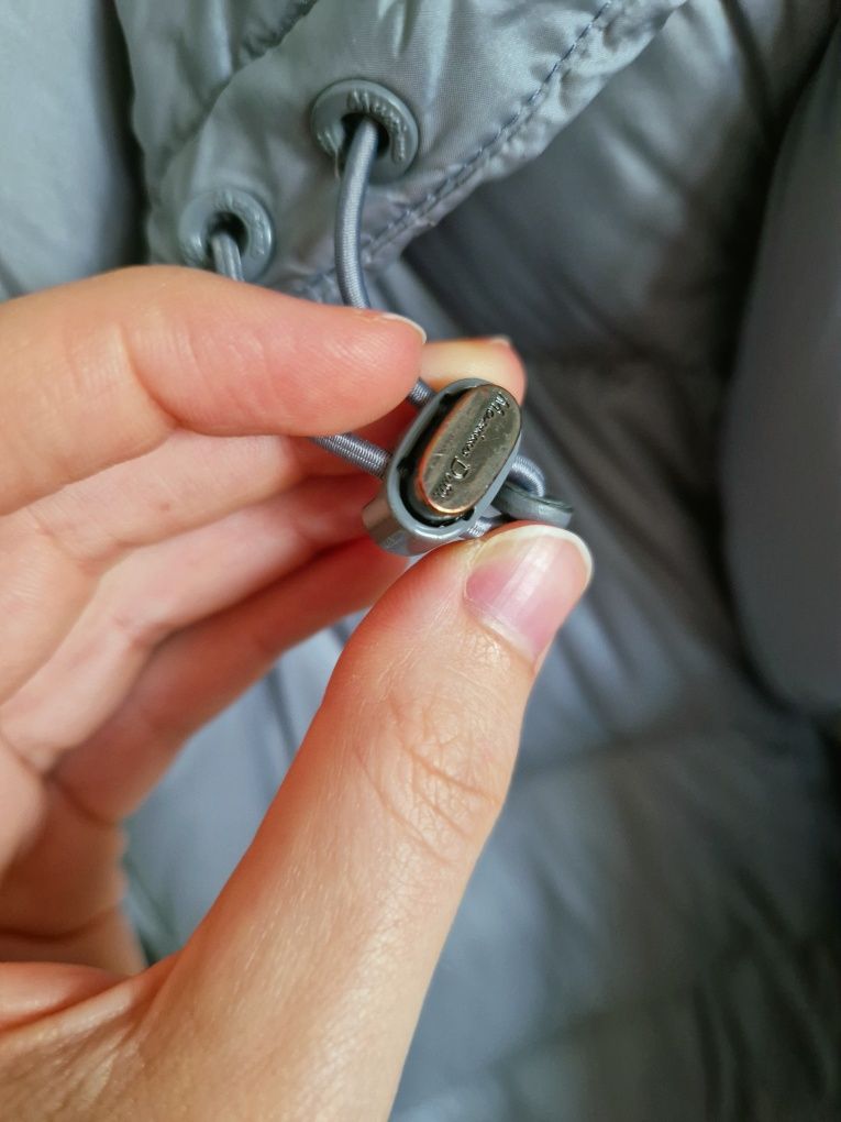 Niebieska metaliczna kurtka puchowa z naturalnym puchem Massimo Dutti