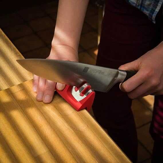 Ostrzałka do noży z antypoślizgową gumową podstawą i gumową powłoką