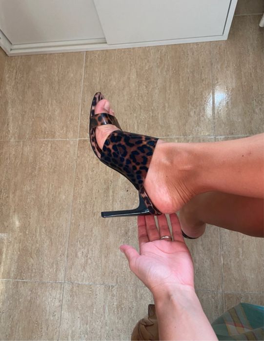 Saltos altos com estampa leopardo