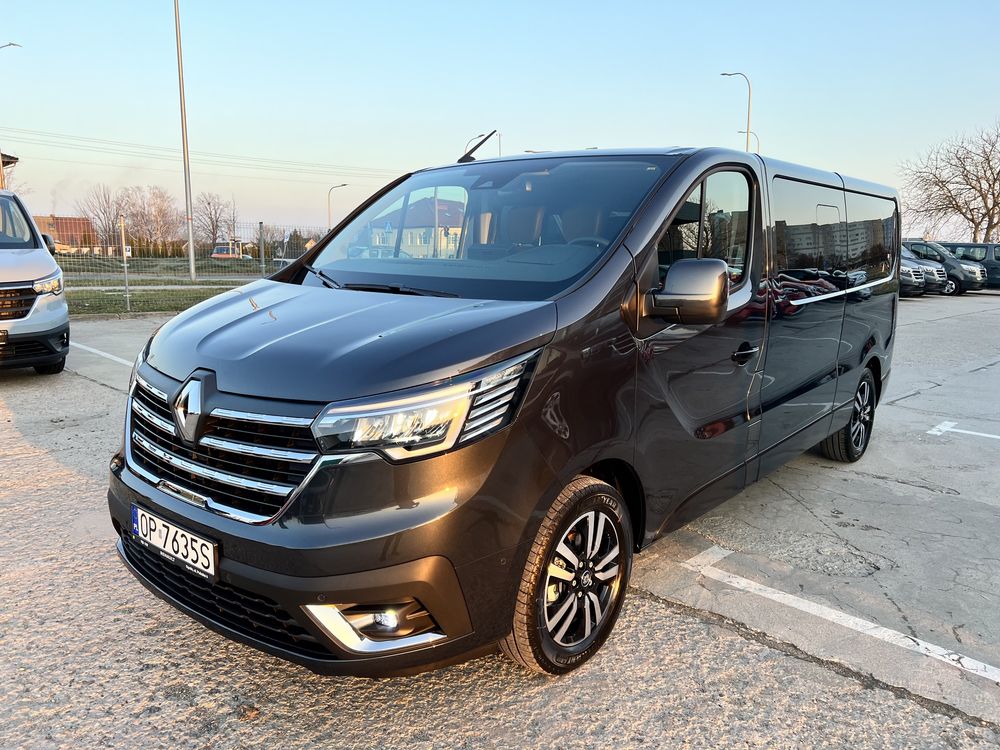 Wypożyczalnia busów Renault Trafic SpaceClass Vip Bus Automat 9 osobow