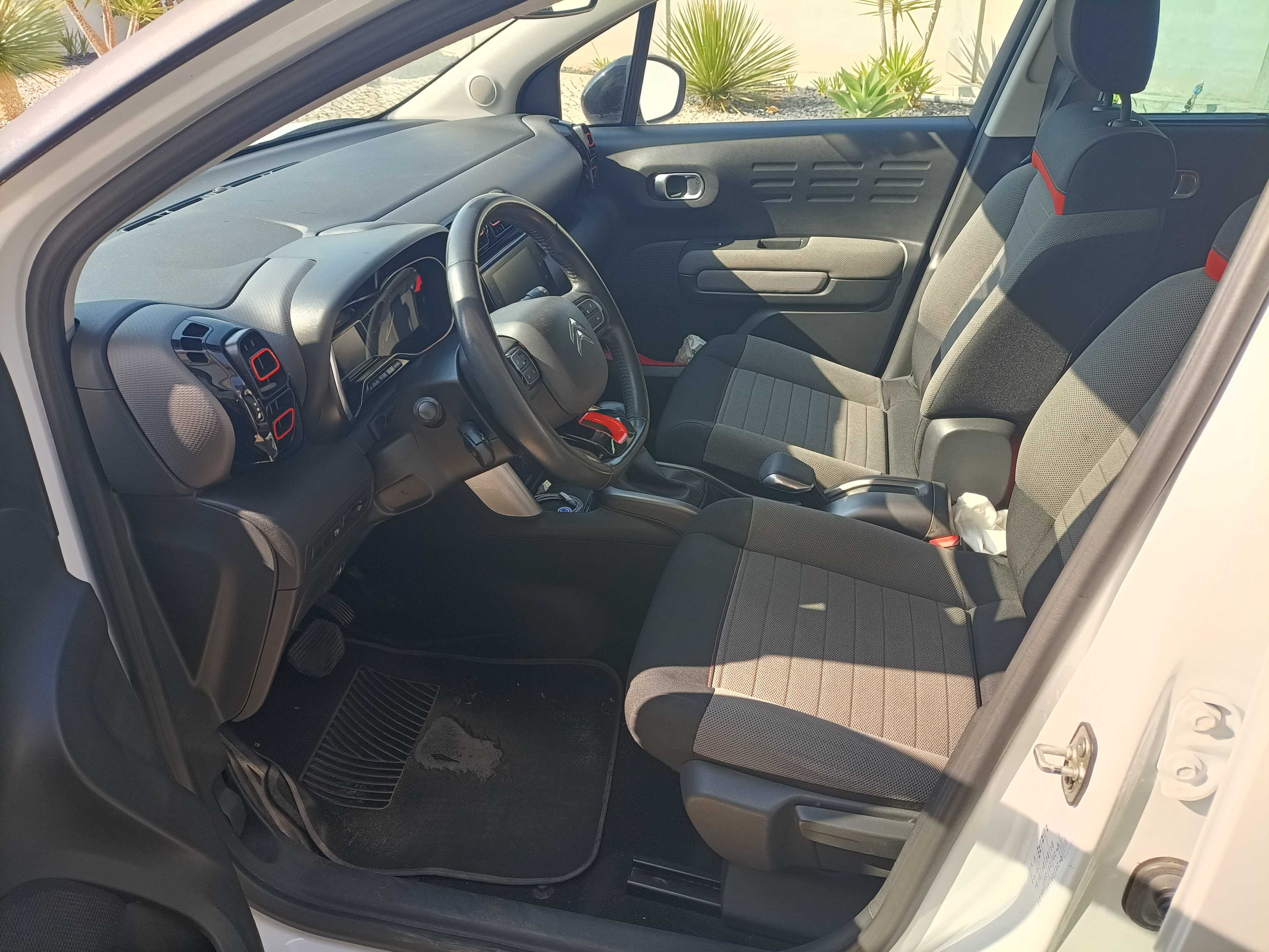 Belo carro branco e preto automático,