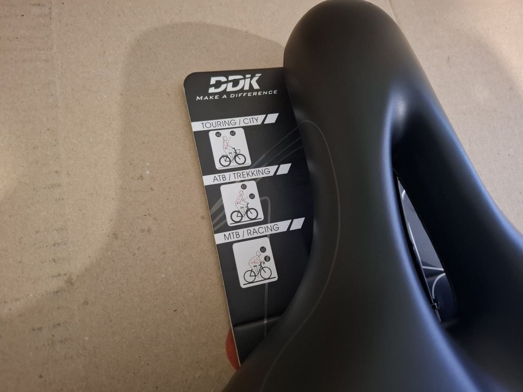 ВЕЛОсипедное седло комфортное широкое с отвер. DDK 8121. Тайвань!