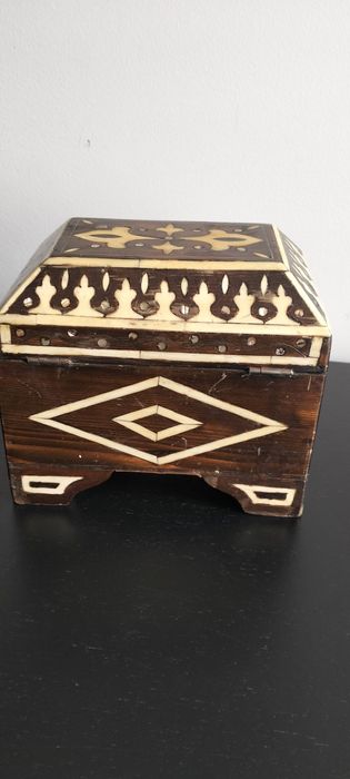 Fabulosa caixa com decoraçao embutida.