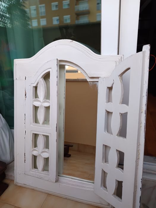 Janela de madeira com espelho para pendurar