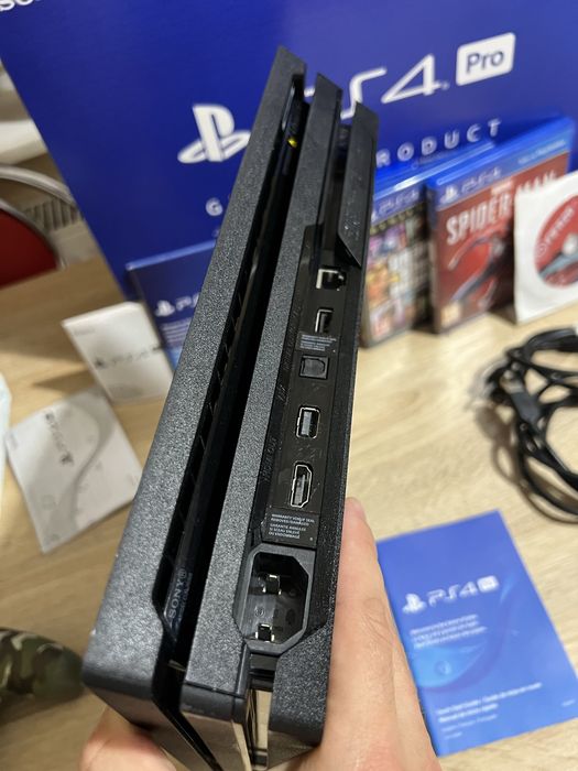 Playstation  Ps 4 Pro  1 tb  + 4 Gry. Bardzo zadbana !!