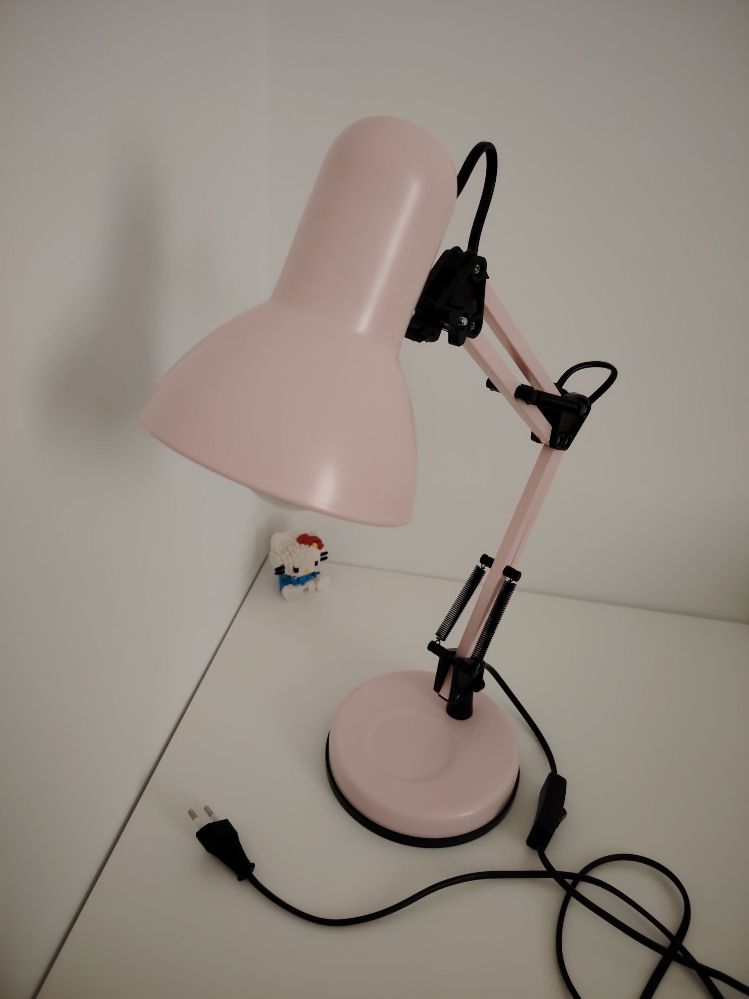 Różowa lampka na biurko