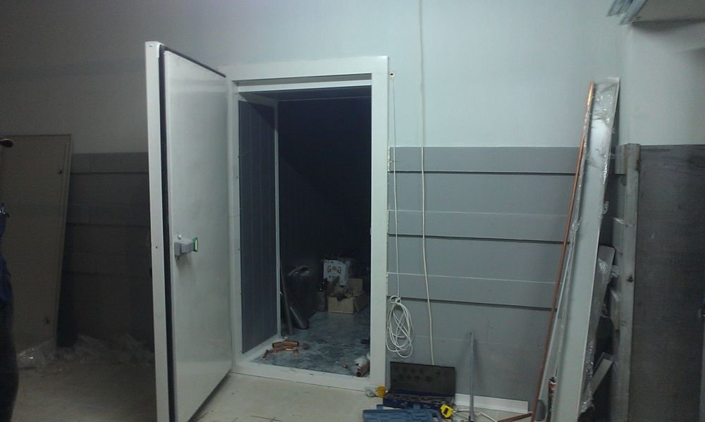 Виготовлення дверей в холодильну/морозильну камеру