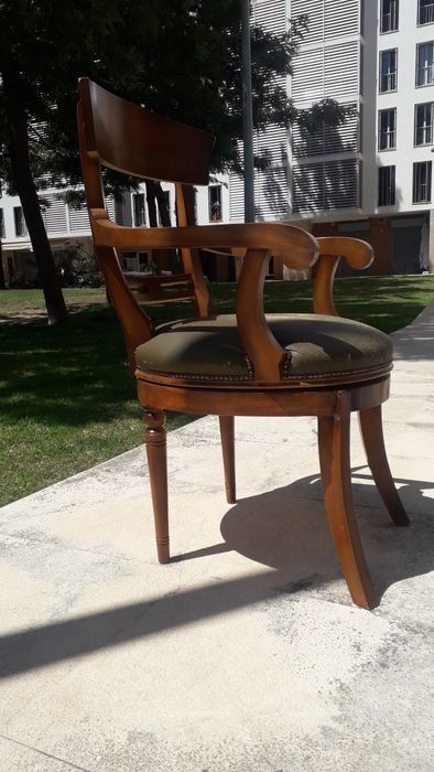 Vendo cadeira giratória ( senhorinha ) antiga.