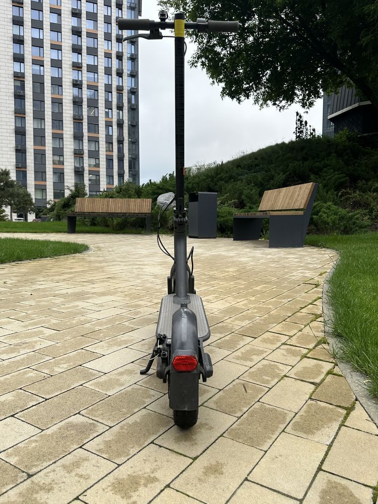 Електросамокат Xiaomi Mi Electric Scooter Essential