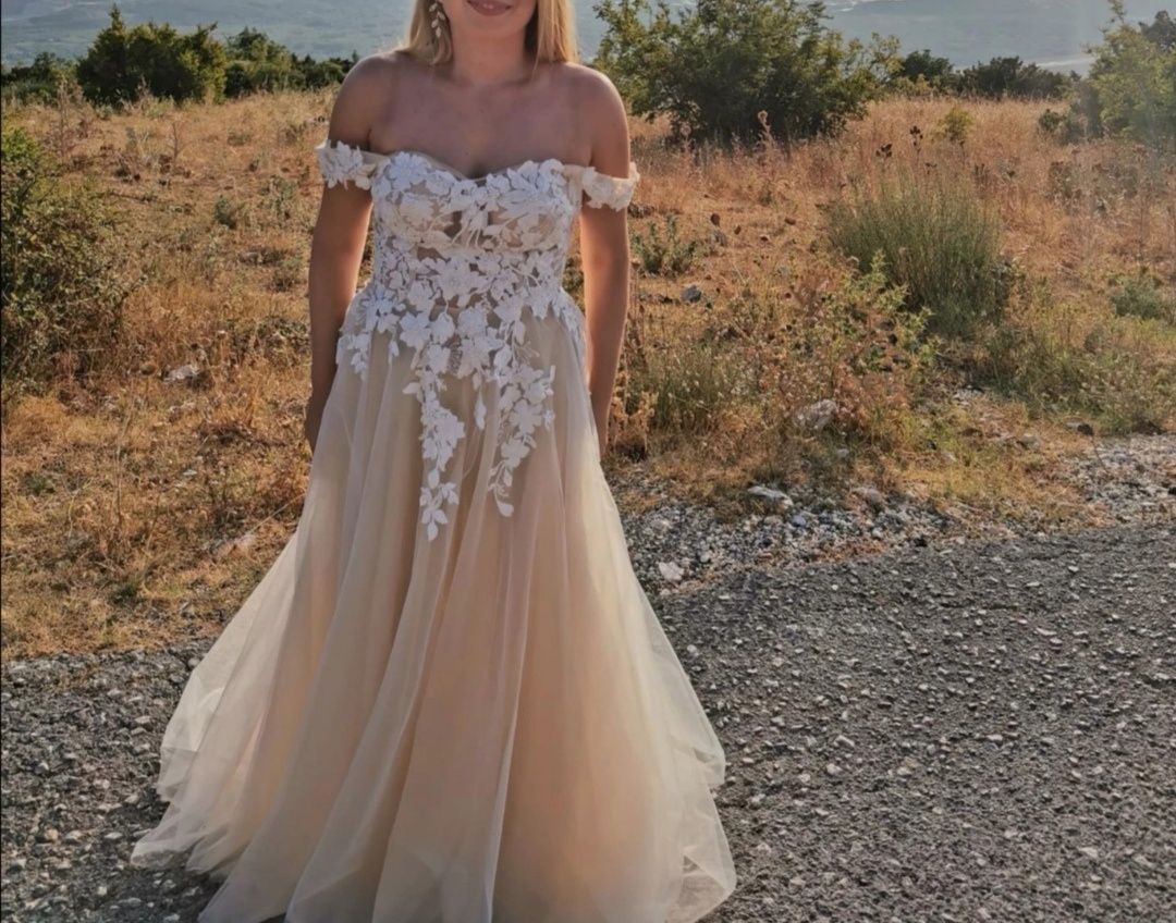 Suknia ślubna z opadającymi ramiączkami