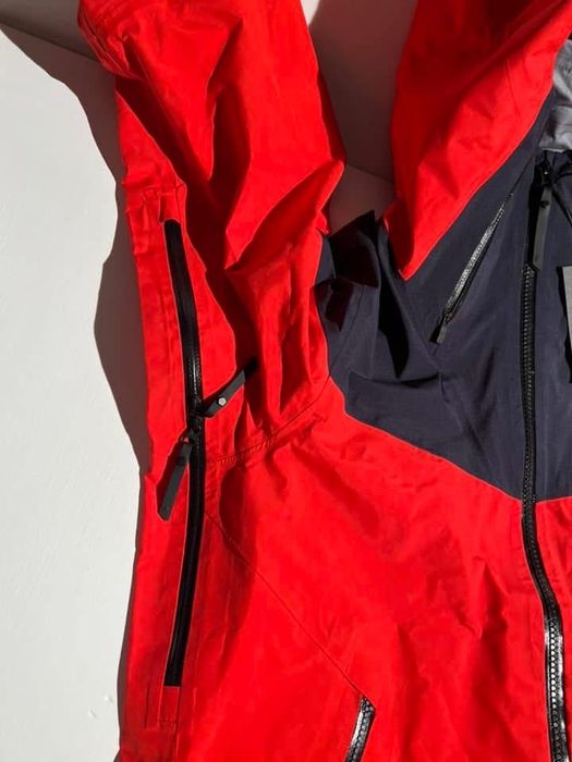 Zimowa damska kurtka z gore-tex firmy Peak Performance