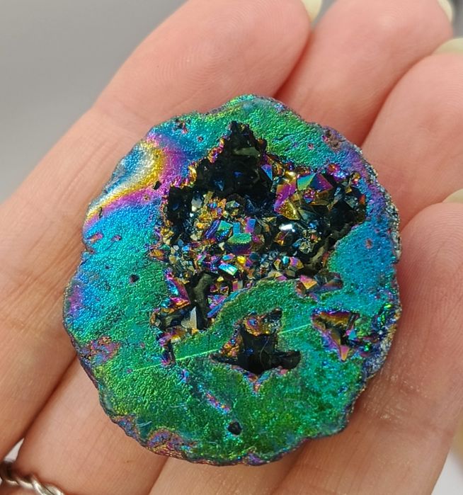 Geoda kwarcowa pokryta aurą tytanową