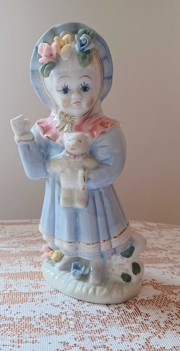 Porcelanowa dziewczynka z misien