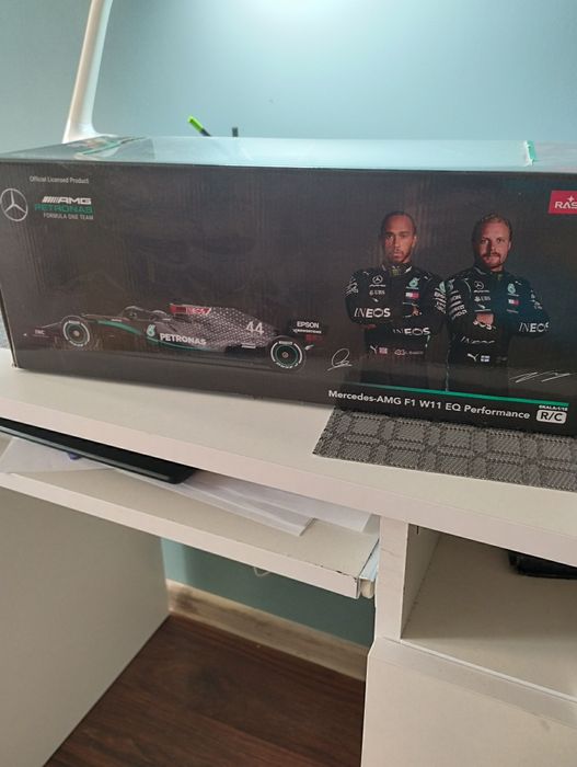 Zdalnie sterowane bolid F1 Mercedes-AMG F1 W11 EQ Performance