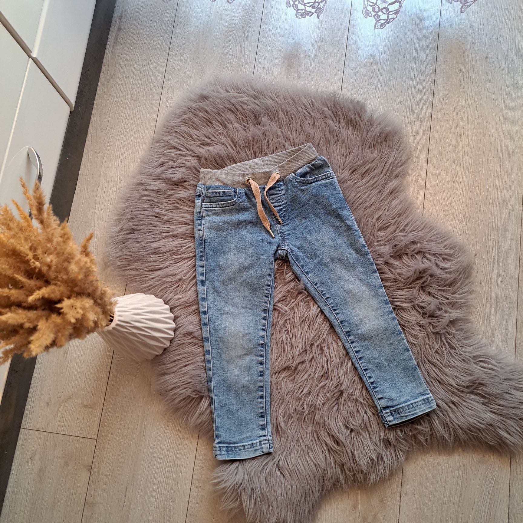 Spodnie jeansy dla chłopca rozmiar 104 firmy 5.10.15.