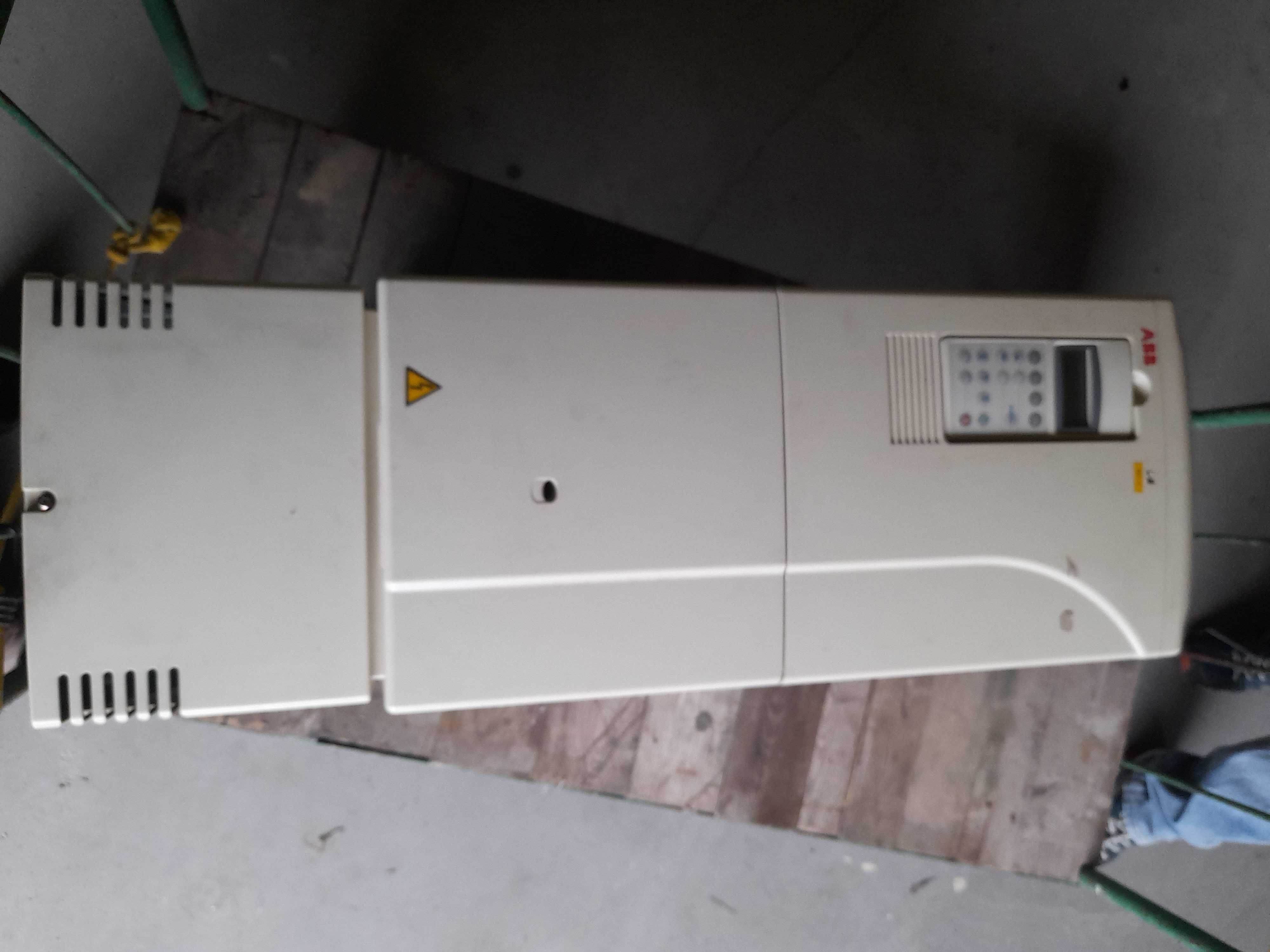 Falownik ABB ACS800-01- 0140-5 max 110kW