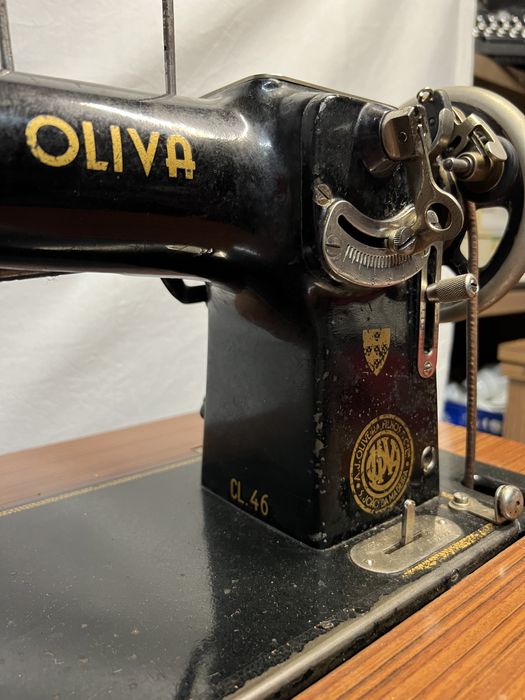 Maquina de Costura- Oliva c/ armario