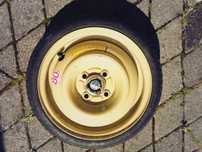 Vendo pneu e jante de origem de um carro Honda Jazz