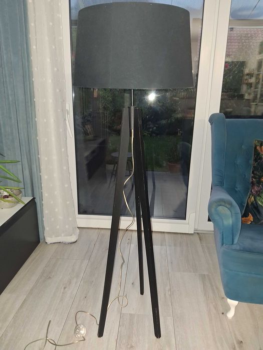 Lampa podłogowa czarna, drewniana