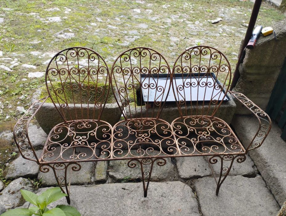 Banco de jardim antigo em ferro