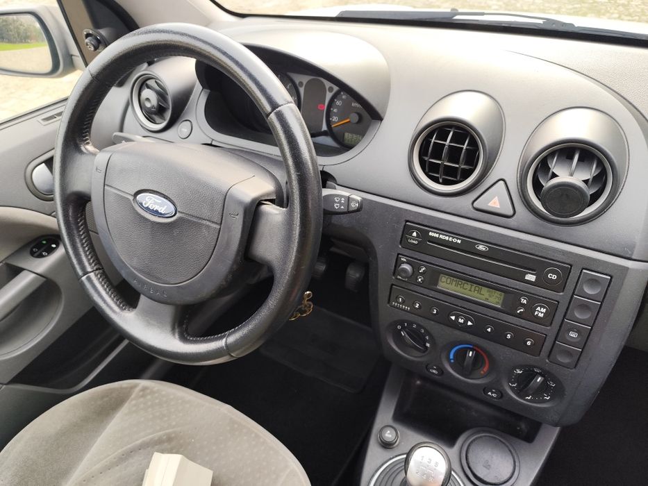Ford Fiesta 1.4 Ghia TDCI 2003, carro em bom estado geral
