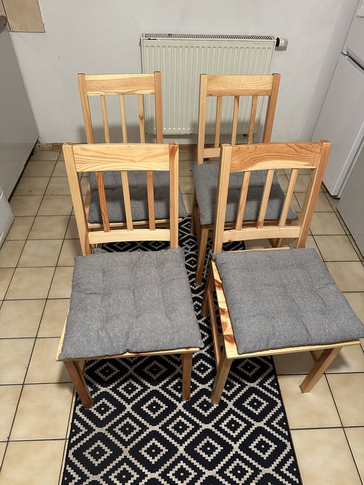 Drewiany stół i 4 krzesła JYSK