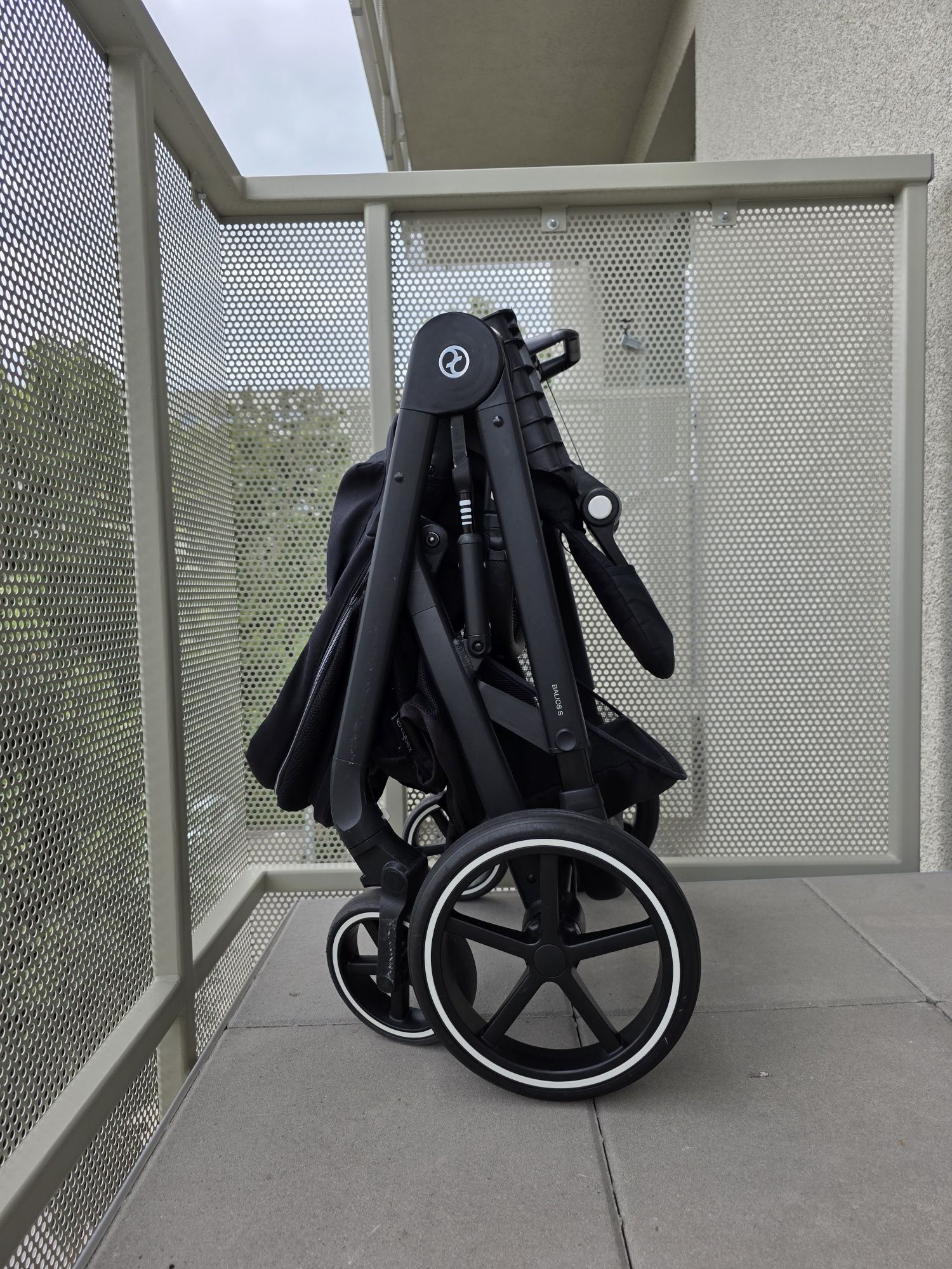 Прогулочна коляска. Cybex Balios S Lux Moon Black