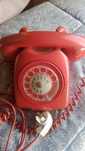 Czerwony telefon teli  stacjonarny