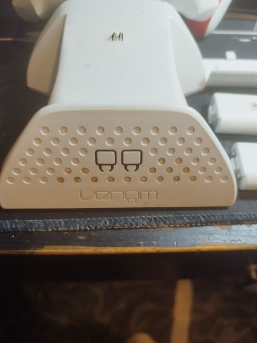 Pad Xbox series + stacja dokująca + klawiatura do pada