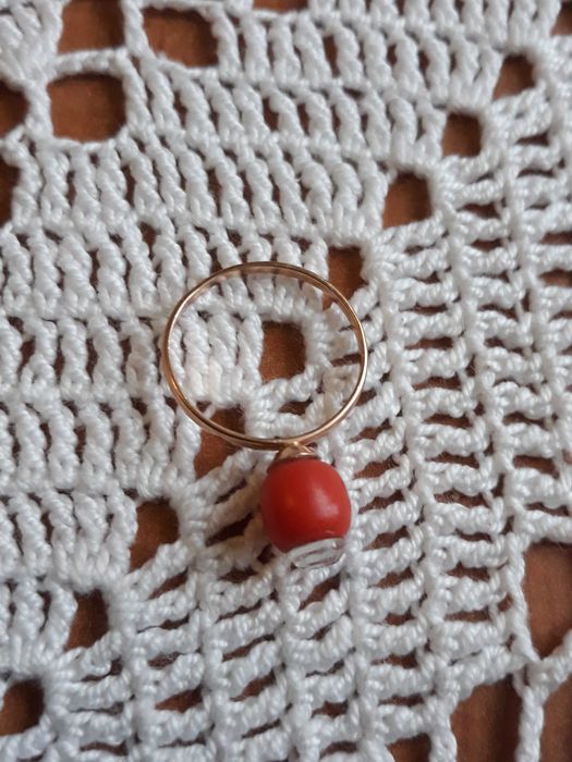 Stary złoty pierścionek z koralem .