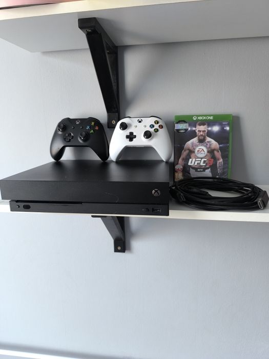 X BOX ONE X 1TB + 2 pady i 3 gry