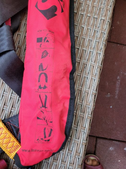 Szelki ratunkowe samopompujące