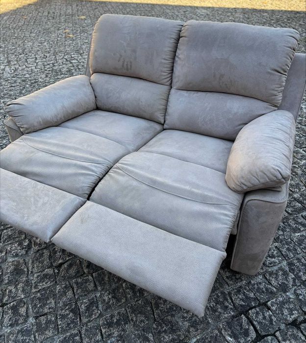 Sofá beje acinzentado de 2 lugares