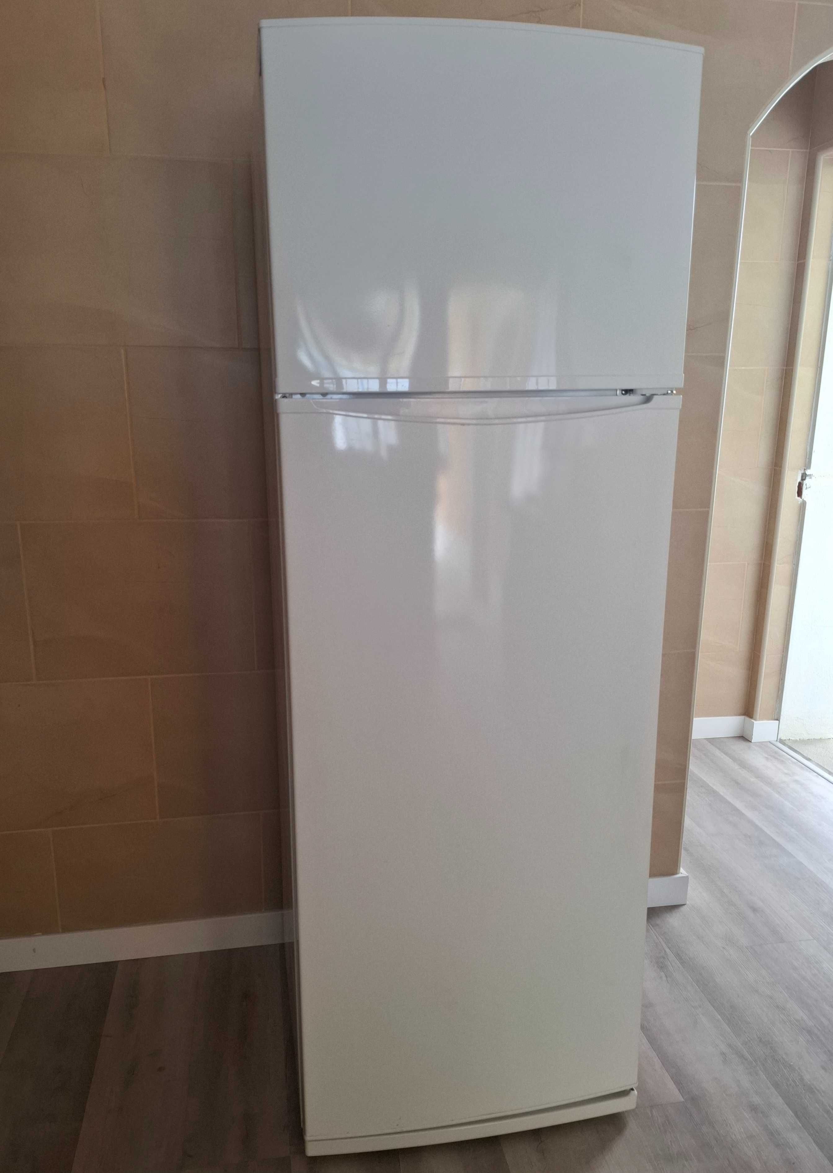 Frigorifico Princess RP345L A+ usado 305 litros branco