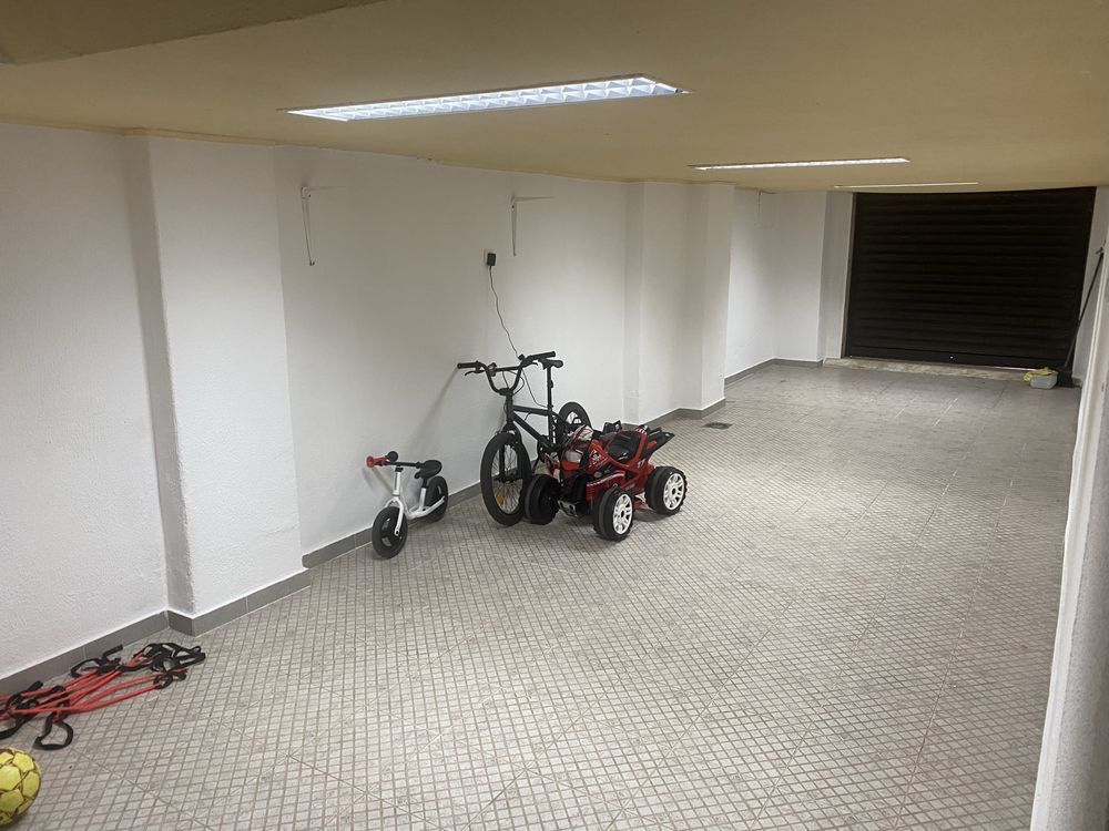 Garagem 2 viaturas com casa de Banho e mezanino