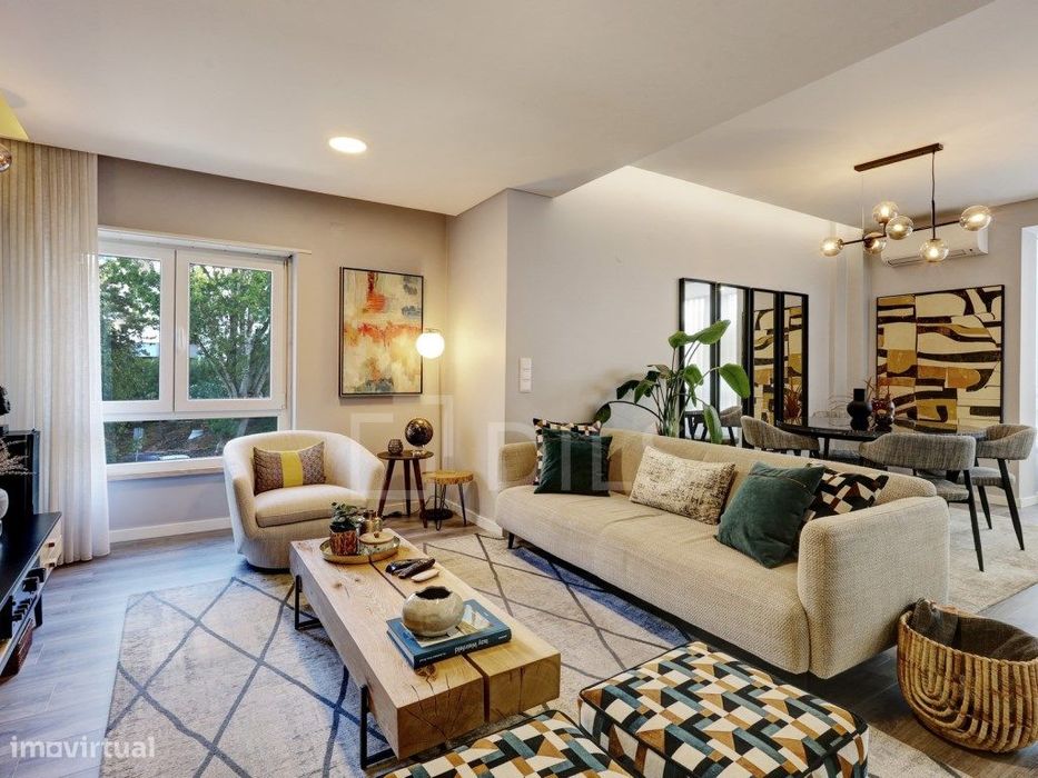 Apartamento T3, renovado, situado em Carnaxide