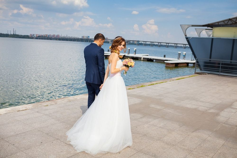 Продам весільну сукню 42-44