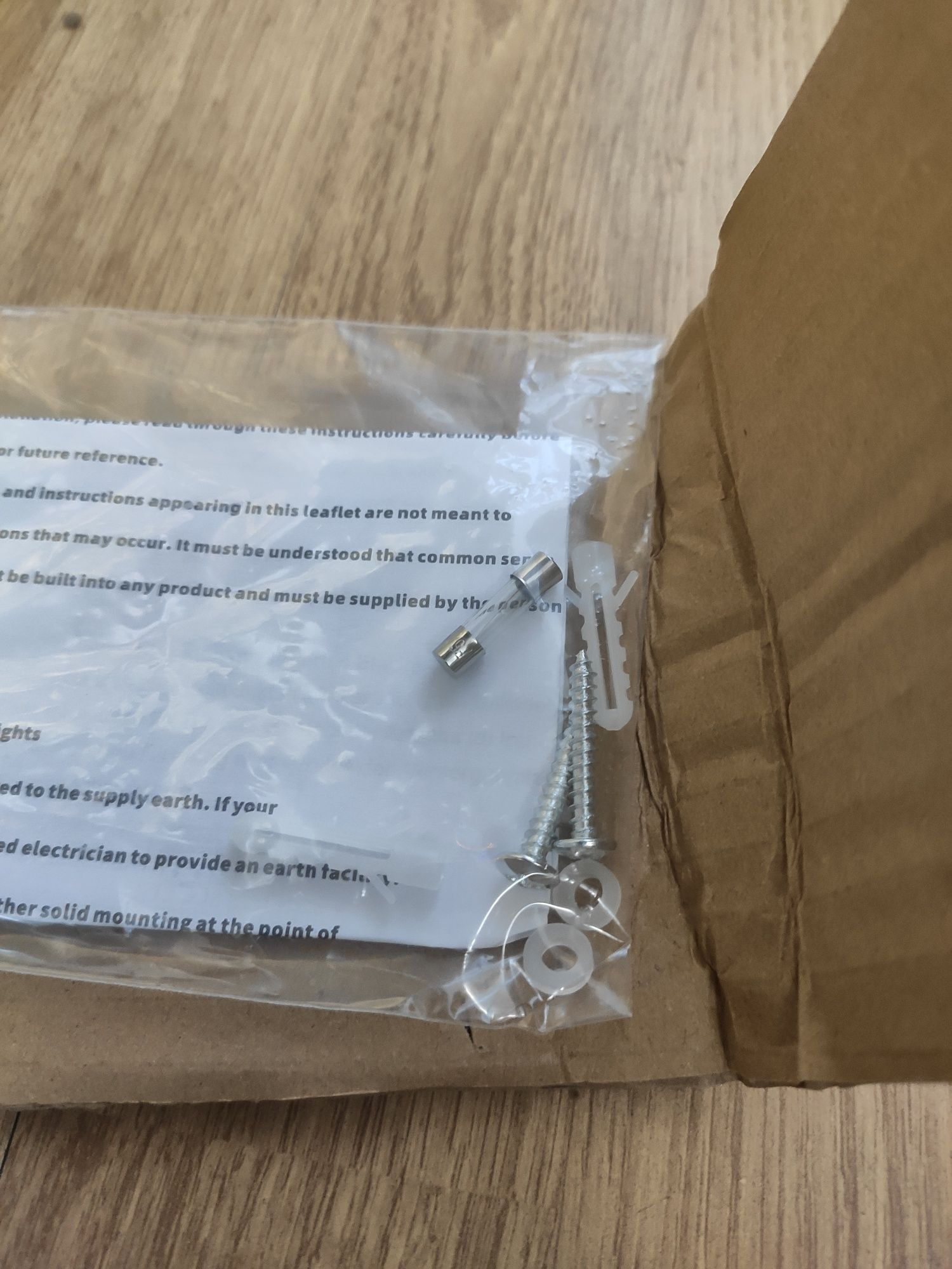 Lampa ścienna LED nad lustro 41 cm IP44 z przełącznikiem i gniazdkiem