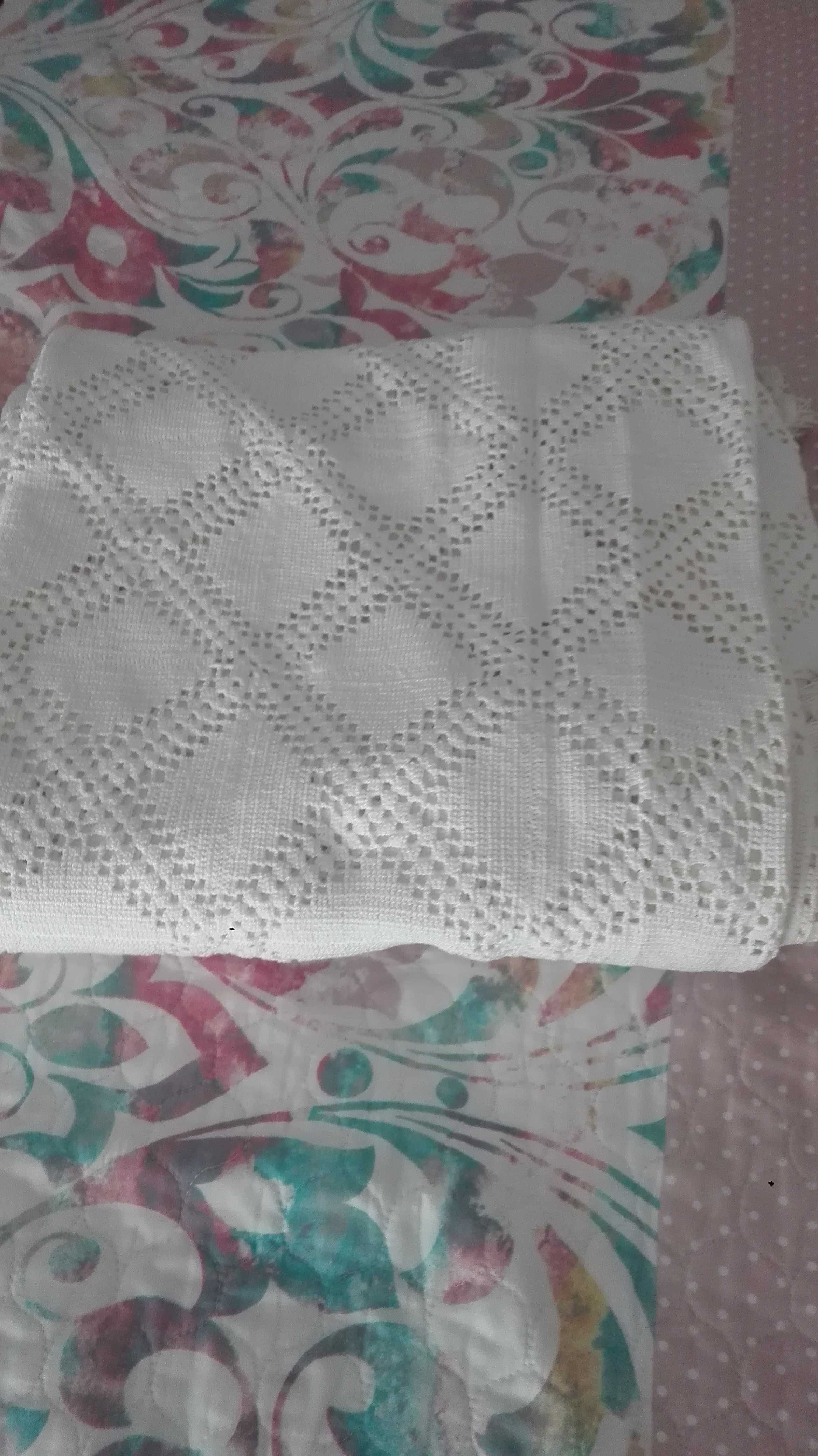 Coberta de cama em crochê feita à mão