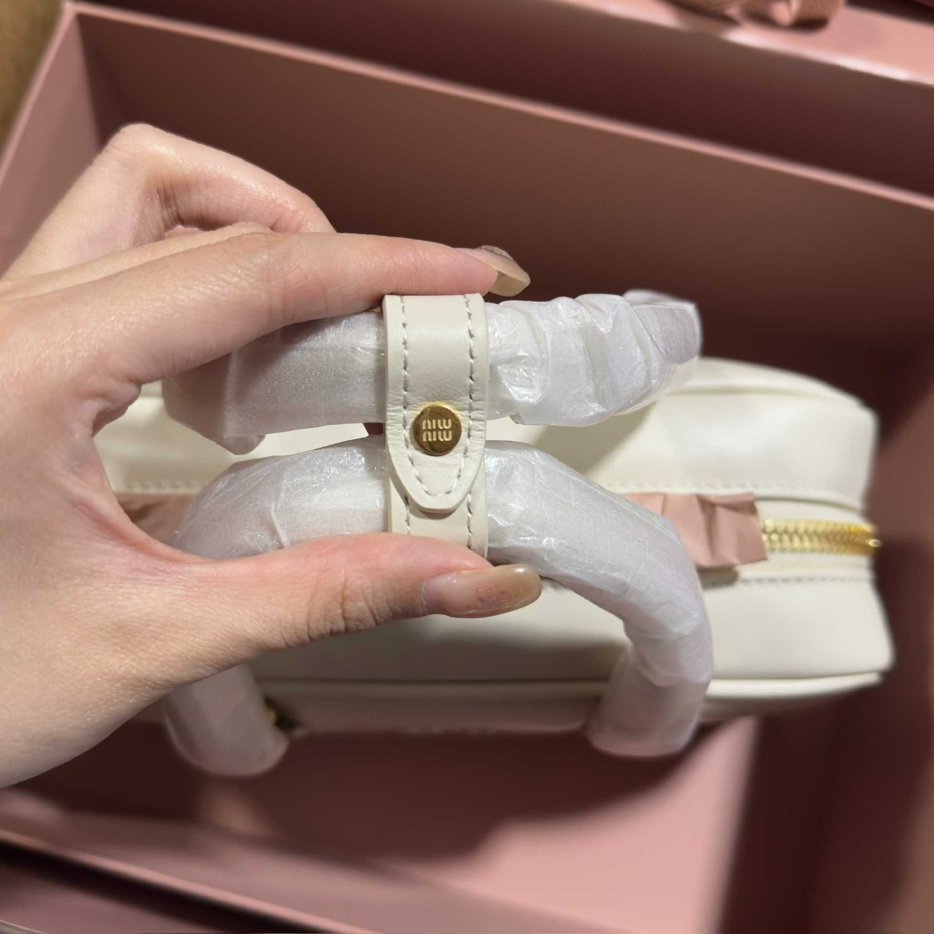 MiuMiu Biała Torebka 2025 - Luksusowy i Elegantny Design