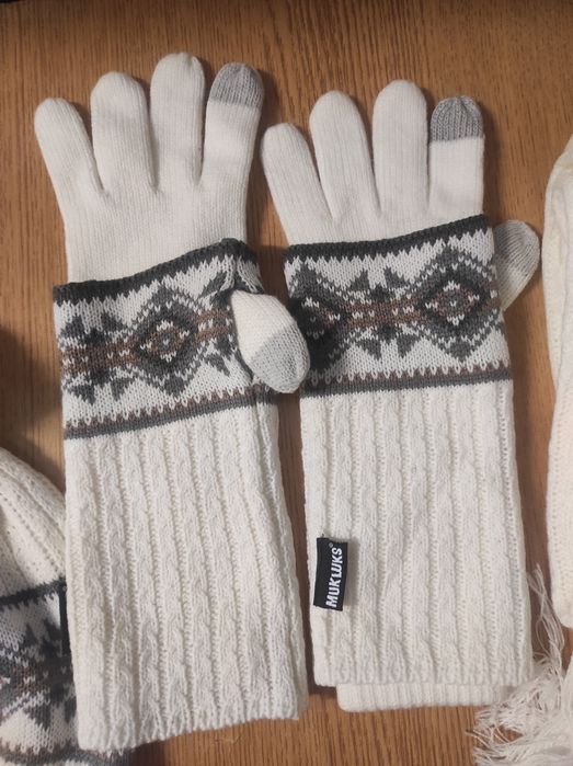 Zestaw zimowy szalik czapka i rękawiczki firmy Muks Luks