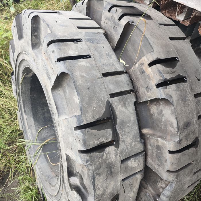 Гусматика, бандажна, суцільнолита. Колеса, резина, шини. 8.25 R20.