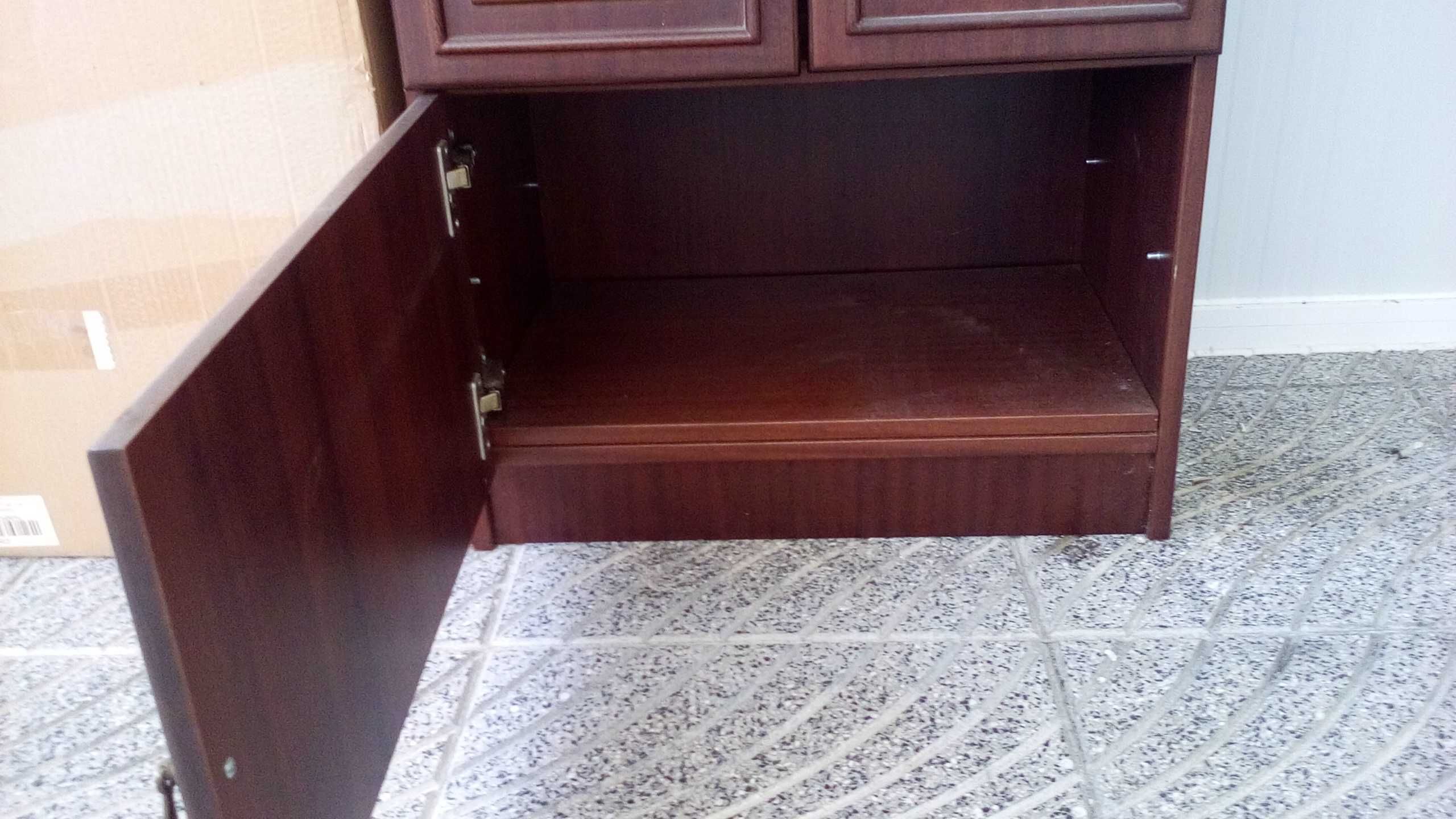 Móvel alto, em mogno - 3 portas - quarto ou sala