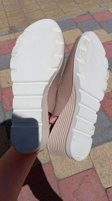 Босоножки на танкетке