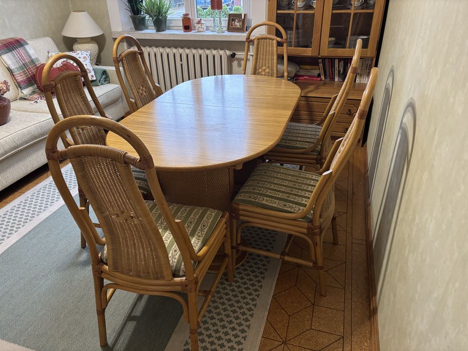 Zestaw jadalny: stół i 8 krzeseł