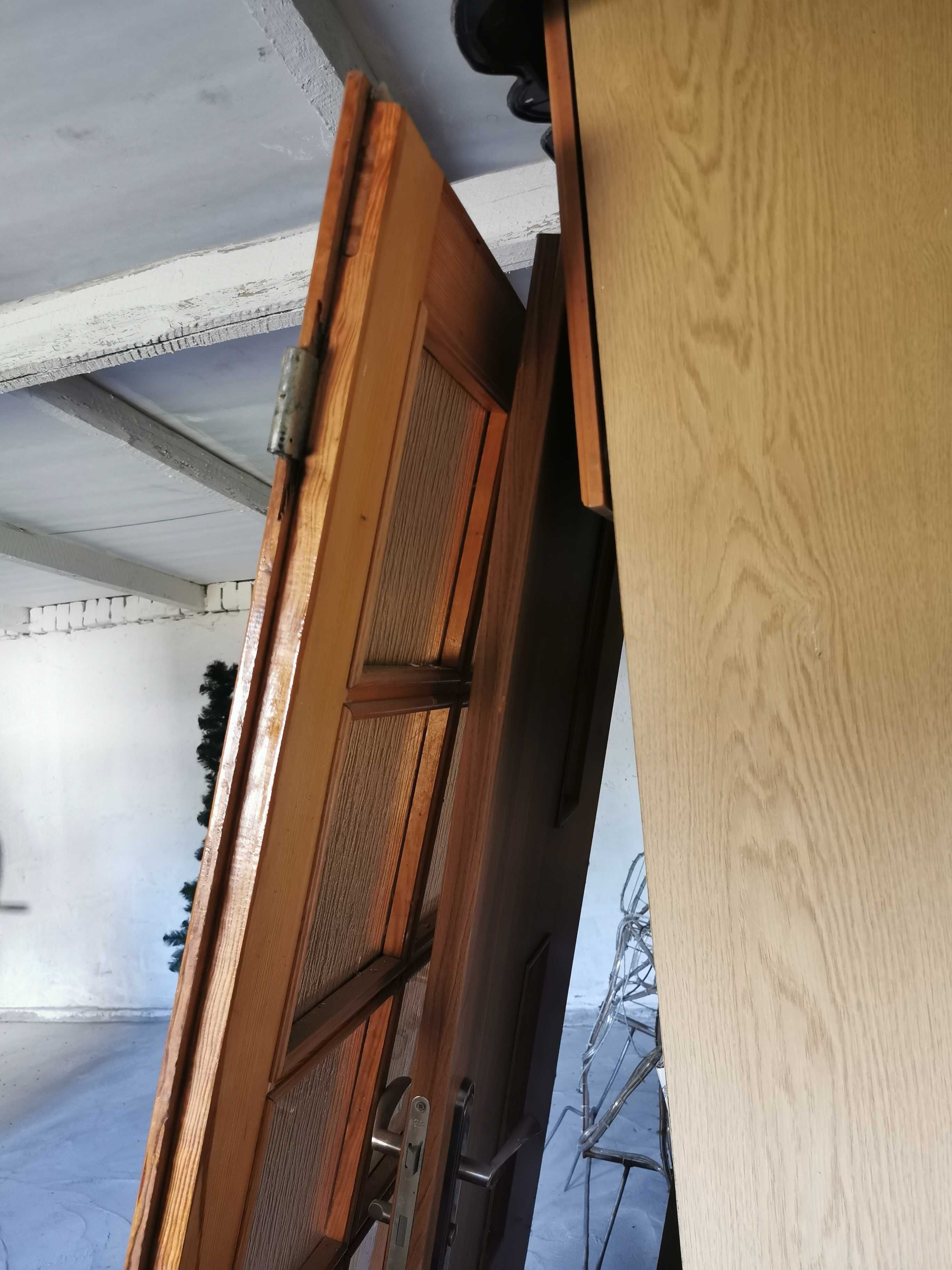 Drzwi drewniane prawostronne z pleksą