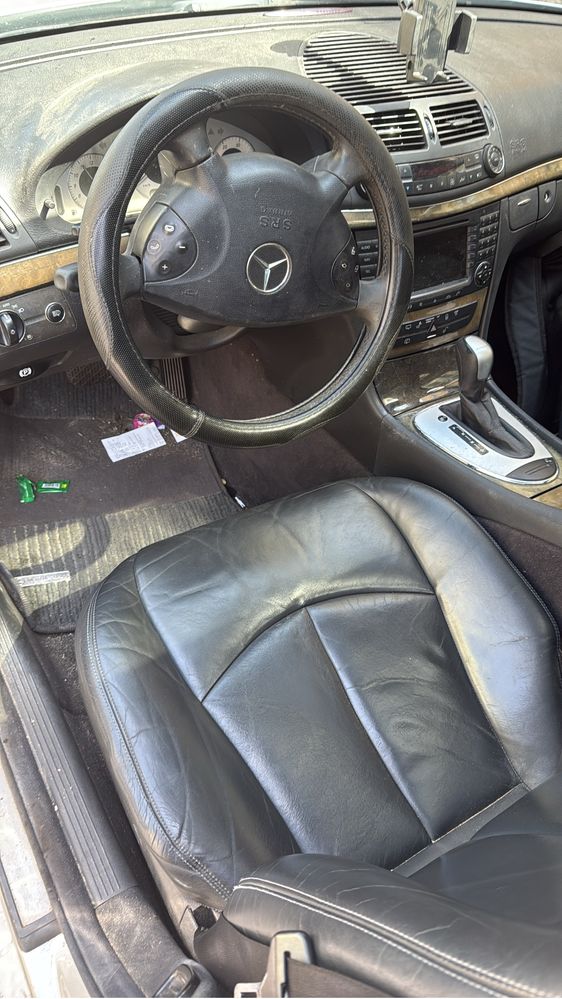 Mercedes E270.